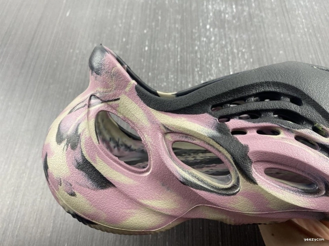 IG9562 Carbon Foam MX RNR Yeezy Adidas 0712